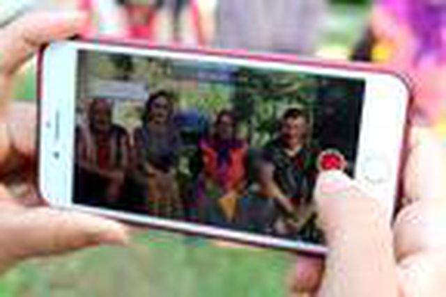 Annesini taklit etti, çektiği videolarla fenomen oldu