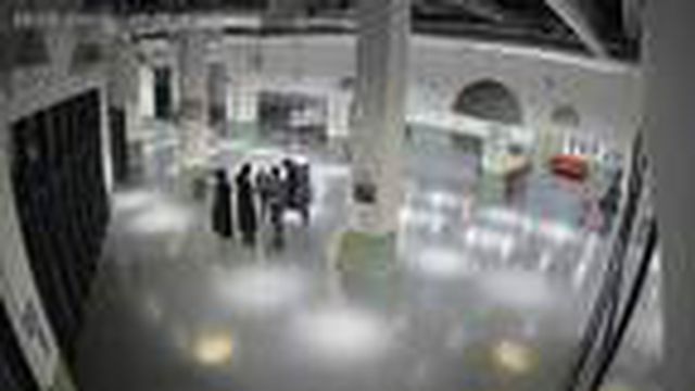 Maske takmadılar diye kendilerini uyaran çocuğu darp eden kadınlar kamerada!