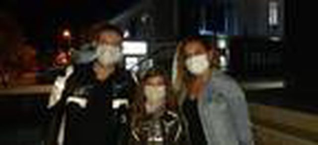 Maske takmadılar diye kendilerini uyaran çocuğu darp eden kadınlar kamerada!