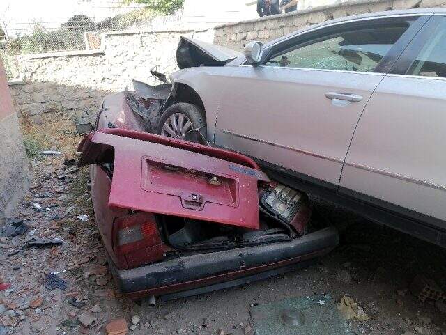 Sürücünün sollama isteği faciayla son buldu: 2 otomobile, 1 yayaya çarptı Sürücünün sollama isteği faciayla son buldu: 2 otomobile, 1 yayaya çarptı