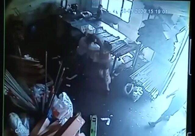 Arkadaşının 'tik'iyle uğraştı hastanelik oldular: kavga anı kamerada Arkadaşının 'tik'iyle uğraştı hastanelik oldular: kavga anı kamerada