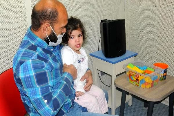 Cumhurbaşkanı talimatıyla duymaya başlayan Sara'nın ilk tepkisi göz kırpmak oldu Cumhurbaşkanı talimatıyla duymaya başlayan Sara'nın ilk tepkisi göz kırpmak oldu