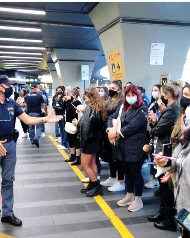 İtalya'ya giden Can Yaman, izdihama neden oldu! Kadın hayranları fotoğraf çektirmek için akın etti