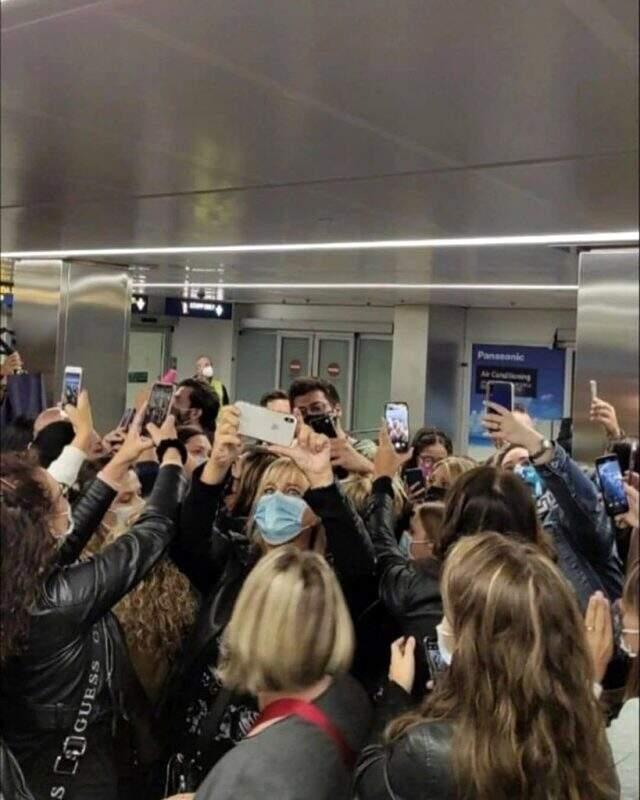 İtalya'ya giden Can Yaman, izdihama neden oldu! Kadın hayranları fotoğraf çektirmek için akın etti