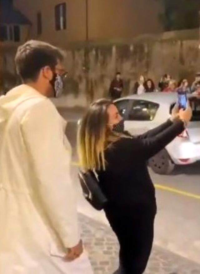 İtalya'ya giden Can Yaman, izdihama neden oldu! Kadın hayranları fotoğraf çektirmek için akın etti