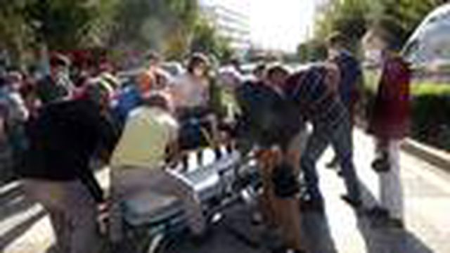 Kaza yerinde toplanan kalabalığa 'sosyal mesafe' uyarısı Kaza yerinde toplanan kalabalığa 'sosyal mesafe' uyarısı