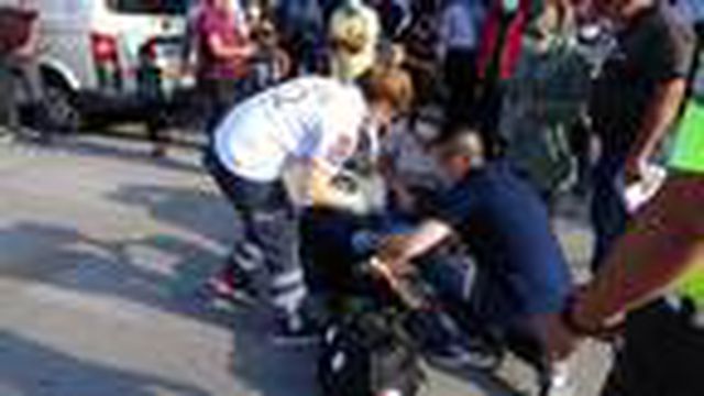 Kaza yerinde toplanan kalabalığa 'sosyal mesafe' uyarısı Kaza yerinde toplanan kalabalığa 'sosyal mesafe' uyarısı