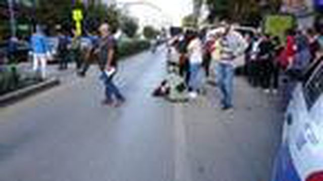 Kaza yerinde toplanan kalabalığa 'sosyal mesafe' uyarısı Kaza yerinde toplanan kalabalığa 'sosyal mesafe' uyarısı