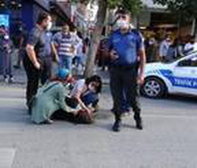 Kaza yerinde toplanan kalabalığa 'sosyal mesafe' uyarısı Kaza yerinde toplanan kalabalığa 'sosyal mesafe' uyarısı