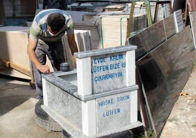 Mezar taşına yazılanı gören vatandaşlar 'Ölmek istemiyorum' diye dua etmeye başlıyor Mezar taşına yazılanı gören vatandaşlar 'Ölmek istemiyorum' diye dua etmeye başlıyor