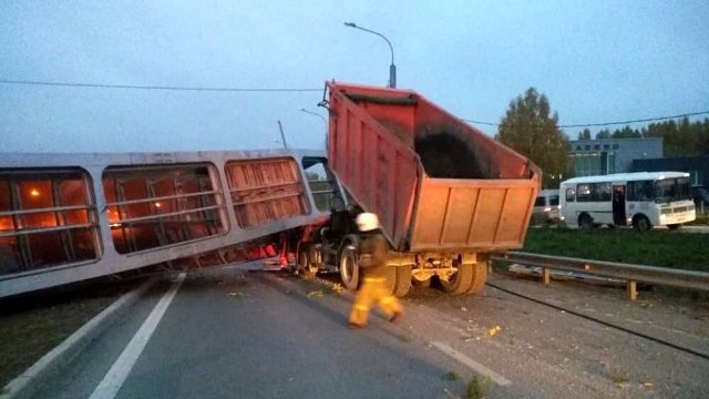 Rusya'da dikkatsiz kamyon sürücüsü açık unuttuğu damperin altında kalarak hayatını kaybetti