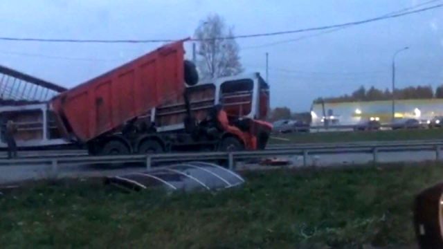 Rusya'da dikkatsiz kamyon sürücüsü açık unuttuğu damperin altında kalarak hayatını kaybetti