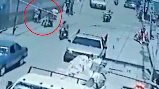 2 kişi annesinin kucağındaki bebeği kaçırdı, caddedeki kimse yardım etmedi