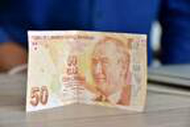 Hatalı basım 50 TL'yi 20 bin liraya satışa çıkardı, alıcı çıkmadı Hatalı basım 50 TL'yi 20 bin liraya satışa çıkardı, alıcı çıkmadı
