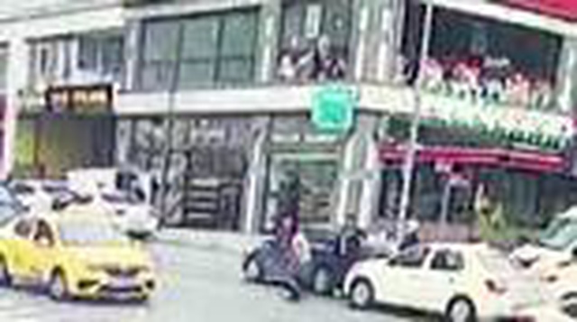 Yol tartışması sokağı ringe çevirdi, boks maçını aratmayan kavga kameralara yansıdı Yol tartışması sokağı ringe çevirdi, boks maçını aratmayan kavga kameralara yansıdı