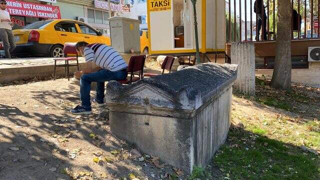 Arkalarını yaslayarak çay-kahve içtikleri tarihi eserin 2000 yıllık olduğunu öğrenen taksiciler, şaşkınlıklarını gizleyemedi Arkalarını yaslayarak çay-kahve içtikleri tarihi eserin 2000 yıllık olduğunu öğrenen taksiciler, şaşkınlıklarını gizleyemedi