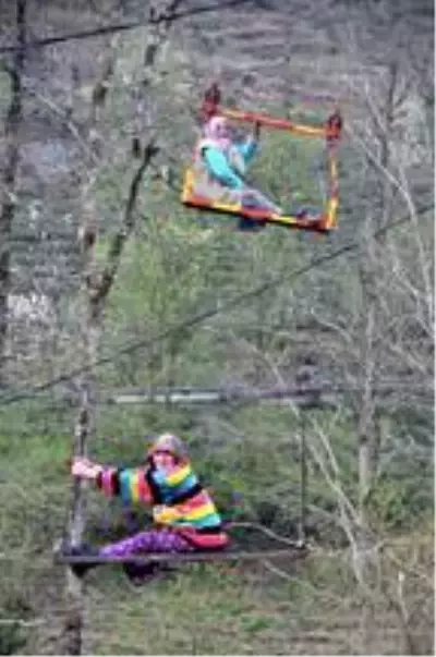 İlkel teleferiğin halatına takılan kadın, 25 metreden düşerek öldü