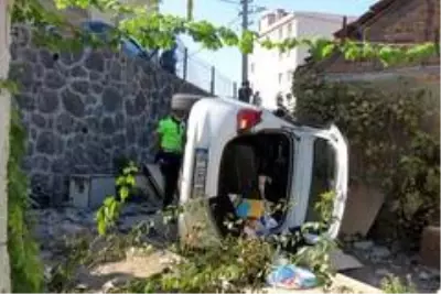 Virajı alamadı, otomobiliyle evin bahçesine uçtu