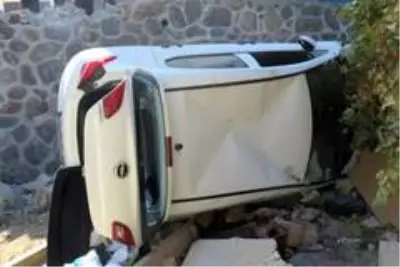 Virajı alamadı, otomobiliyle evin bahçesine uçtu