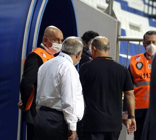 5 dakikalık uzatmaya tepki gösteren Fatih Terim, maç bitmeden sahayı terk etti 5 dakikalık uzatmaya tepki gösteren Fatih Terim, maç bitmeden sahayı terk etti