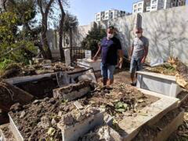 Aracıyla mezarlığa uçan sürücü ölümden dönerken, 6 mezar tahrip oldu