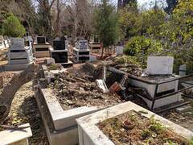 Aracıyla mezarlığa uçan sürücü ölümden dönerken, 6 mezar tahrip oldu