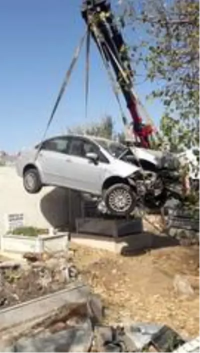 Aracıyla mezarlığa uçan sürücü ölümden dönerken, 6 mezar tahrip oldu