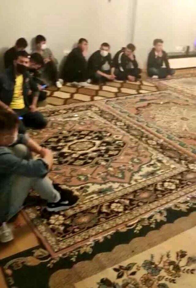 Akıllara durgunluk veren görüntü! Bir evden 42 kaçak göçmen çıktı Akıllara durgunluk veren görüntü! Bir evden 42 kaçak göçmen çıktı