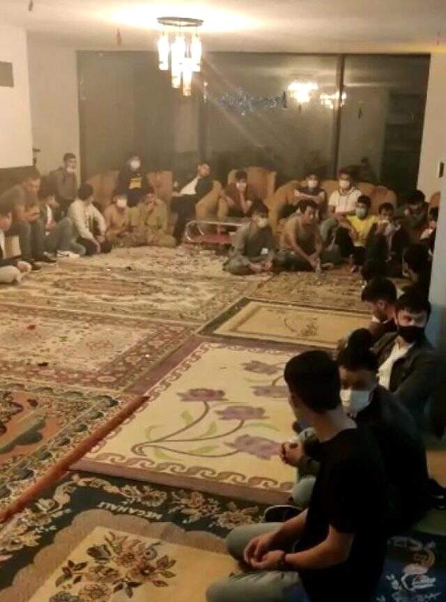 Akıllara durgunluk veren görüntü! Bir evden 42 kaçak göçmen çıktı Akıllara durgunluk veren görüntü! Bir evden 42 kaçak göçmen çıktı