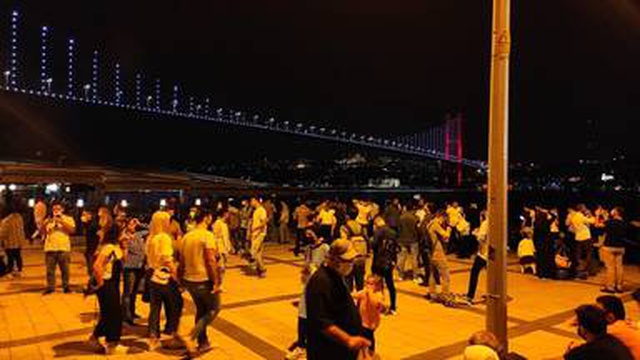 Ortaköy'de manzaraya dalan vatandaşlar, koronavirüsü unuttu Ortaköy'de manzaraya dalan vatandaşlar, koronavirüsü unuttu