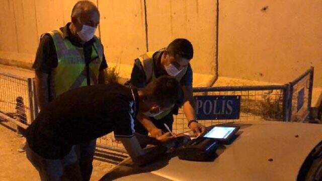 Arkadaşıyla iddiaya girip arabayı motosikletin üzerine sürdü! Pişkinliği pes dedirtti Arkadaşıyla iddiaya girip arabayı motosikletin üzerine sürdü! Pişkinliği pes dedirtti