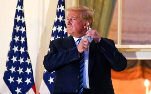 Koronavirüs tedavisi gördüğü hastaneden taburcu edilen Trump, Beyaz Saray'a girer girmez maskesini çıkardı