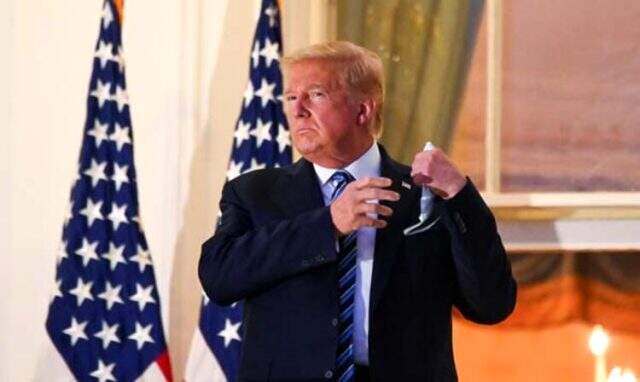 Koronavirüs tedavisi gördüğü hastaneden taburcu edilen Trump, Beyaz Saray'a girer girmez maskesini çıkardı