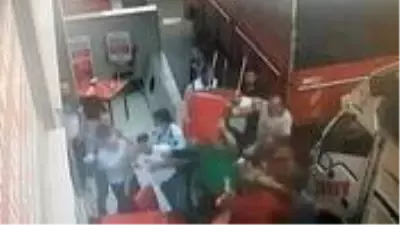 Esenyurt'ta pazarcıların levyeli sandalyeli yer kavgası kamerada