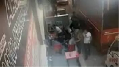 Esenyurt'ta pazarcıların levyeli sandalyeli yer kavgası kamerada