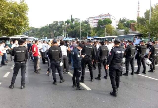 İBB binasına protesto için giden minibüsçüleri polis ekipleri durdurdu