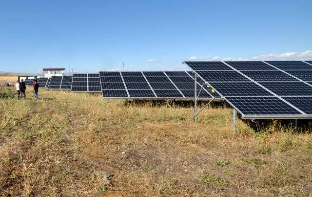 Kars'ta güneş enerjisi panelleriyle elektrik üretim tesisi kuran mühendis, 3 bin hanenin elektrik ihtiyacını karşılıyor