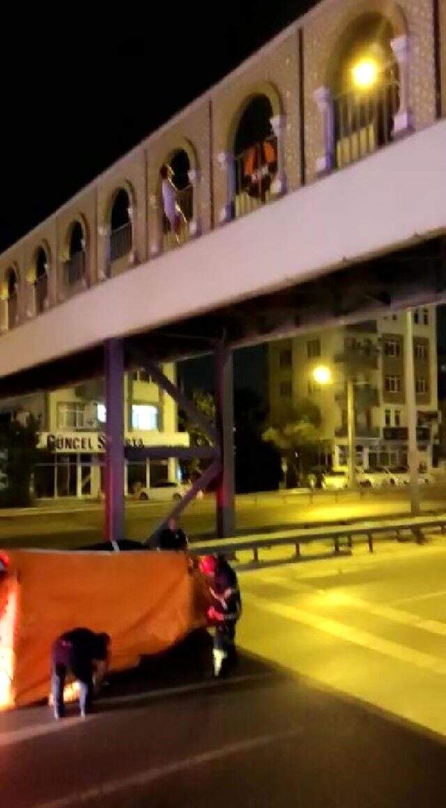 Üst geçidin korkuluklarına çıkan genç kız, intihara kalkıştı Üst geçidin korkuluklarına çıkan genç kız, intihara kalkıştı