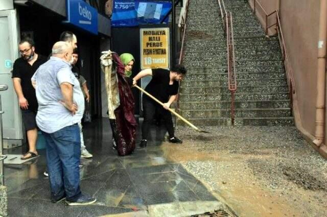 İzmir'de sağanak ve dolu yağışı sonrası ilginç görüntüler oluştu