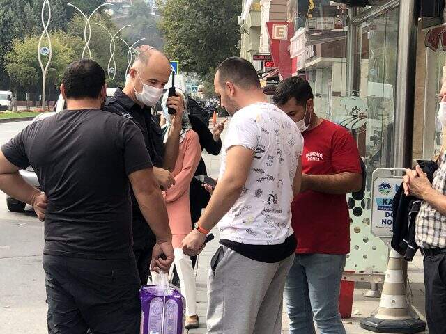 Komşusu büfeciyi dükkanında defalarca bıçaklayarak yaraladı! Dehşet anları kamerada