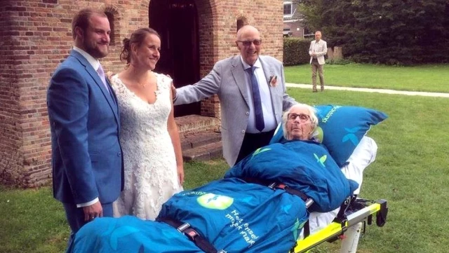 Ölüm döşeğindeki hastaların son dileğini yerine getiren ambulans şoförü