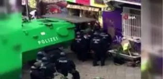 Son dakika haber... - Almanya'da işgal evine tahliye operasyonu- Eylemciler polise direnerek barikat kurdu, kapılara...