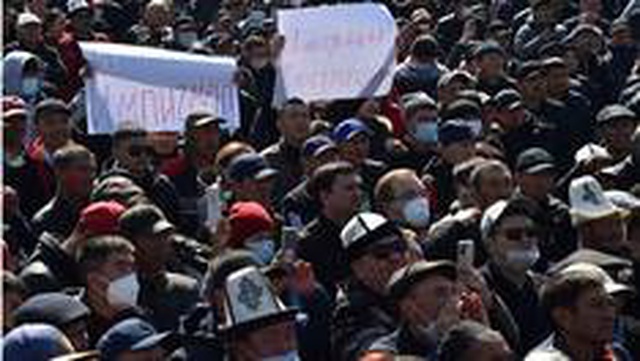 Kırgızistan'da protestolar: Cumhurbaşkanı Ceenbekov, başbakanı görevden alıp istifaya hazır...
