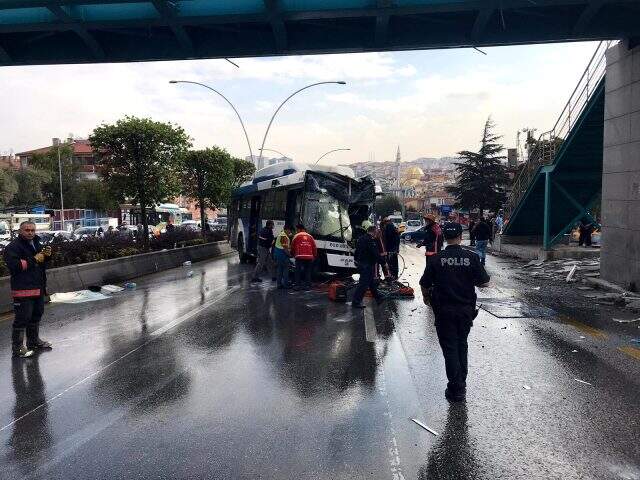 Ankara'da belediye otobüsü üst geçit asansörüne çarptı! Çok sayıda yaralı var Ankara'da belediye otobüsü üst geçit asansörüne çarptı! Çok sayıda yaralı var