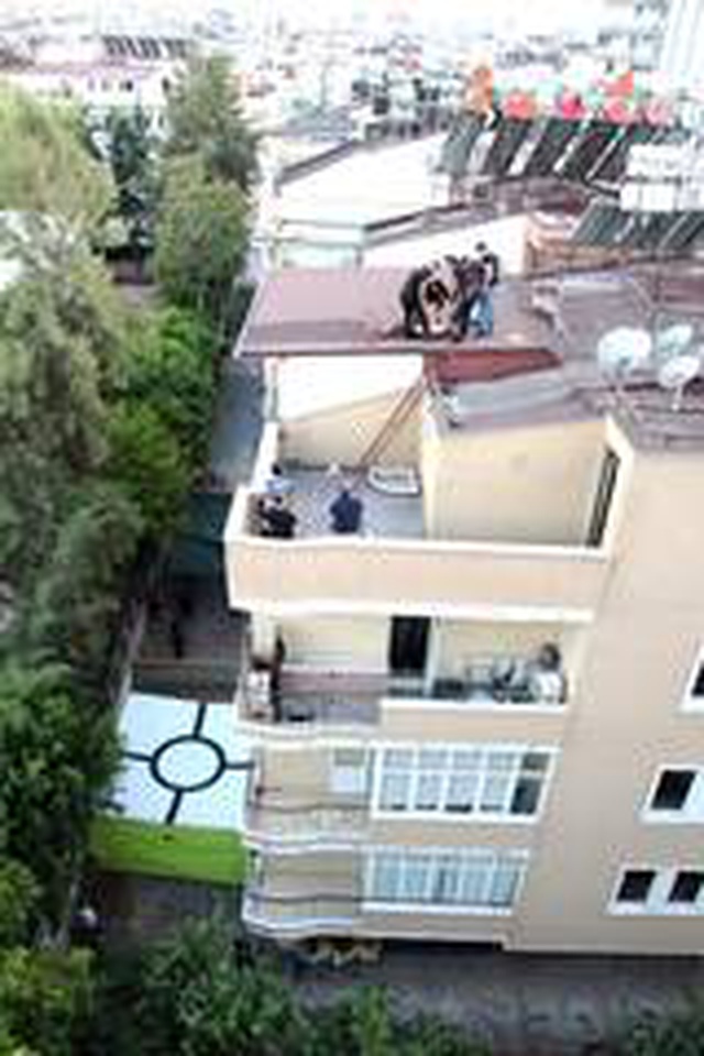 Çatının ucunda sızıp kalan alkollü genç, yürekleri ağza getirdi Çatının ucunda sızıp kalan alkollü genç, yürekleri ağza getirdi