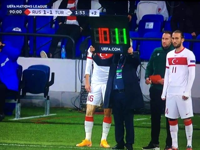 Burak Yılmaz ve Hakan Çalhanoğlu'ndan oyuncu değişikliği tepkisi: Ne yapıyorsun hocam, maç bitti