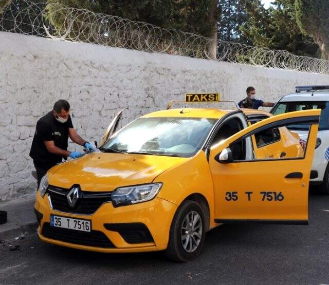 İzmir'de takside fenalaşan yolcu hayatını kaybetti İzmir'de takside fenalaşan yolcu hayatını kaybetti