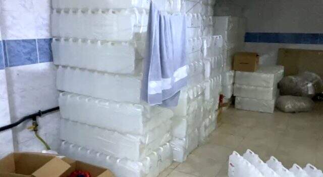 Kozmetik ürün imalatı bahanesiyle sahte içki üreten iş yerine baskın düzenlendi: 6 ton kaçak içki ele geçirildi Kozmetik ürün imalatı bahanesiyle sahte içki üreten iş yerine baskın düzenlendi: 6 ton kaçak içki ele geçirildi
