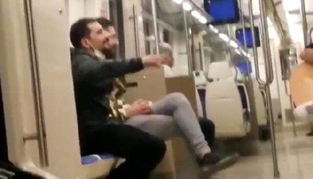 Tepki çeken görüntüler! Toplu taşımada şarkı söyleyip sigara içtiler Tepki çeken görüntüler! Toplu taşımada şarkı söyleyip sigara içtiler
