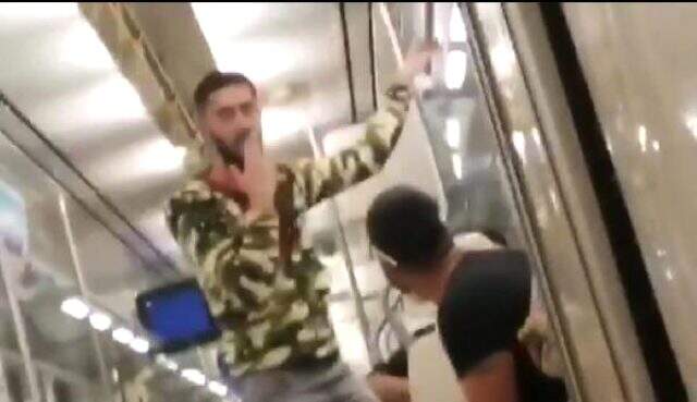 Tepki çeken görüntüler! Toplu taşımada şarkı söyleyip sigara içtiler Tepki çeken görüntüler! Toplu taşımada şarkı söyleyip sigara içtiler